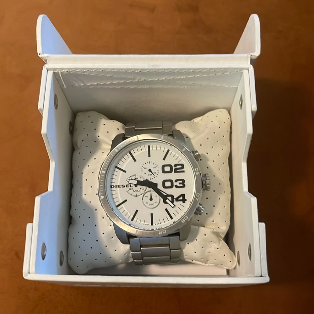 Diesel Men’s Stainless Steel Watch – Bold Modern Design – Quartz Movement